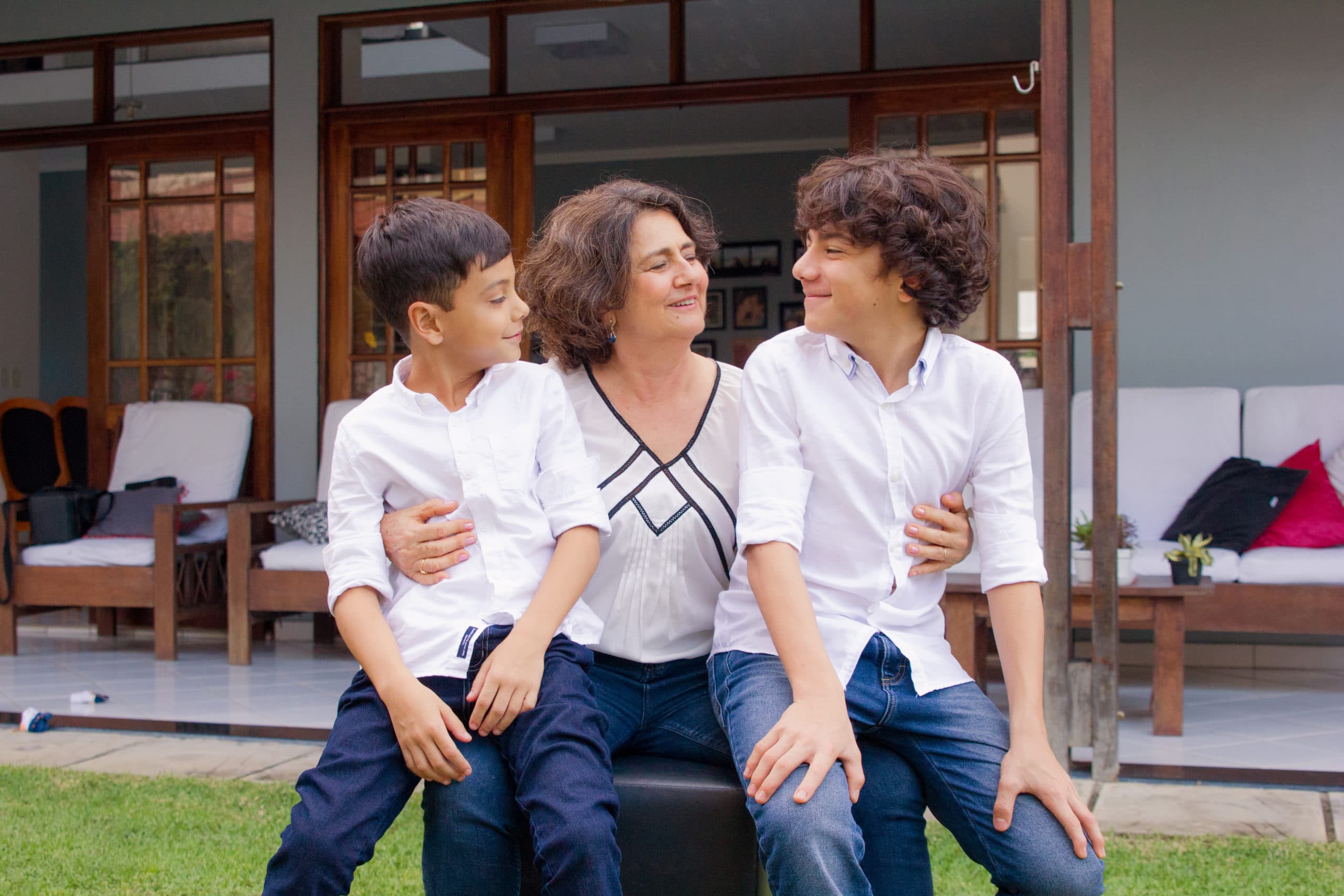 Maria Gravina Ogata ao lado dos netos